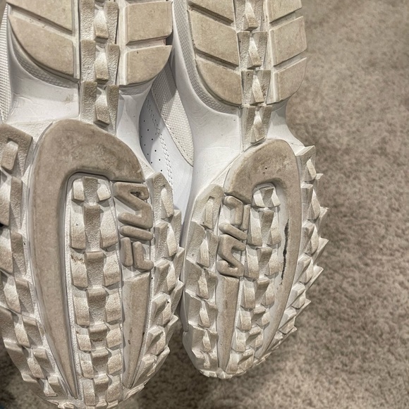 Fila white sneakers size 9.5 - Picture 3 of 4